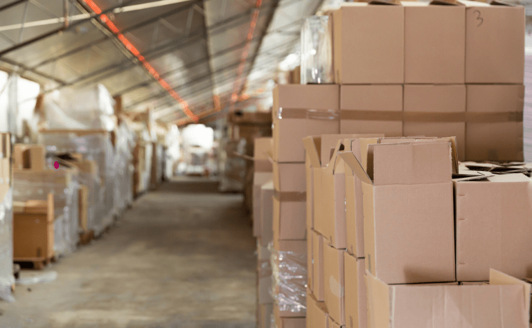 Comment déployer un premier WMS abordable : le guide destiné aux pureplayers, fabricants, distributeurs et prestataires logistiques
