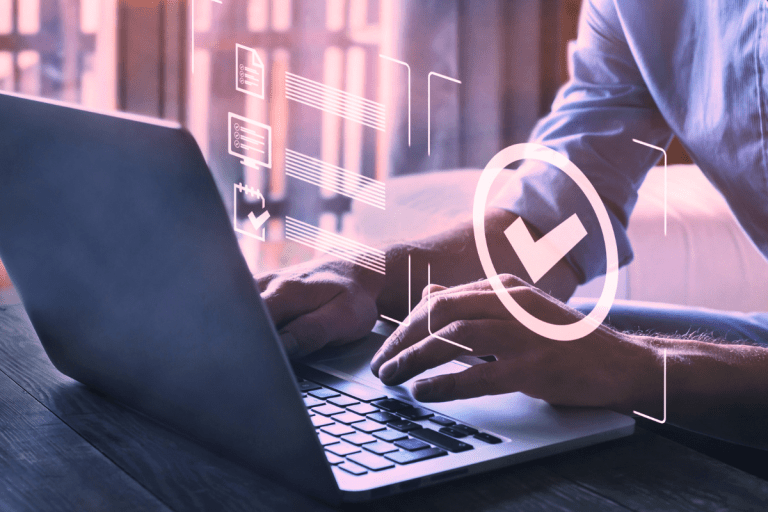 Équipe logistique analysant les données d'un POC avant le déploiement d'un logiciel WMS