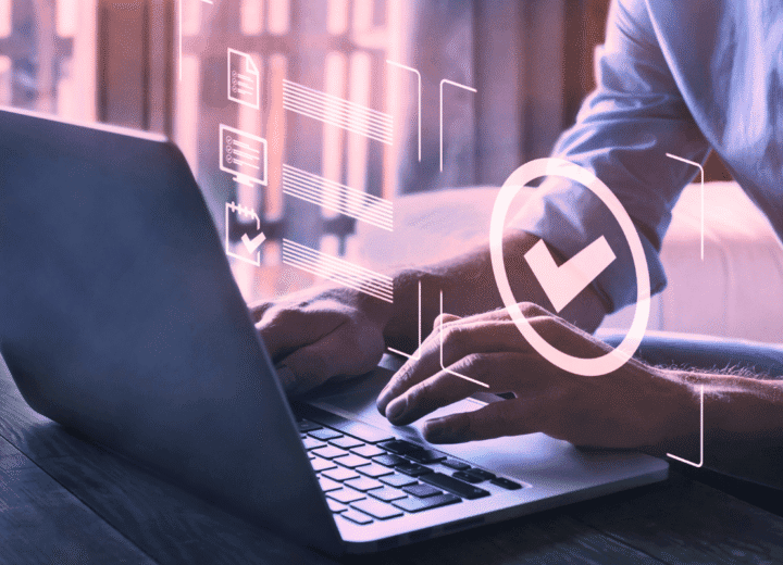 Équipe logistique analysant les données d'un POC avant le déploiement d'un logiciel WMS