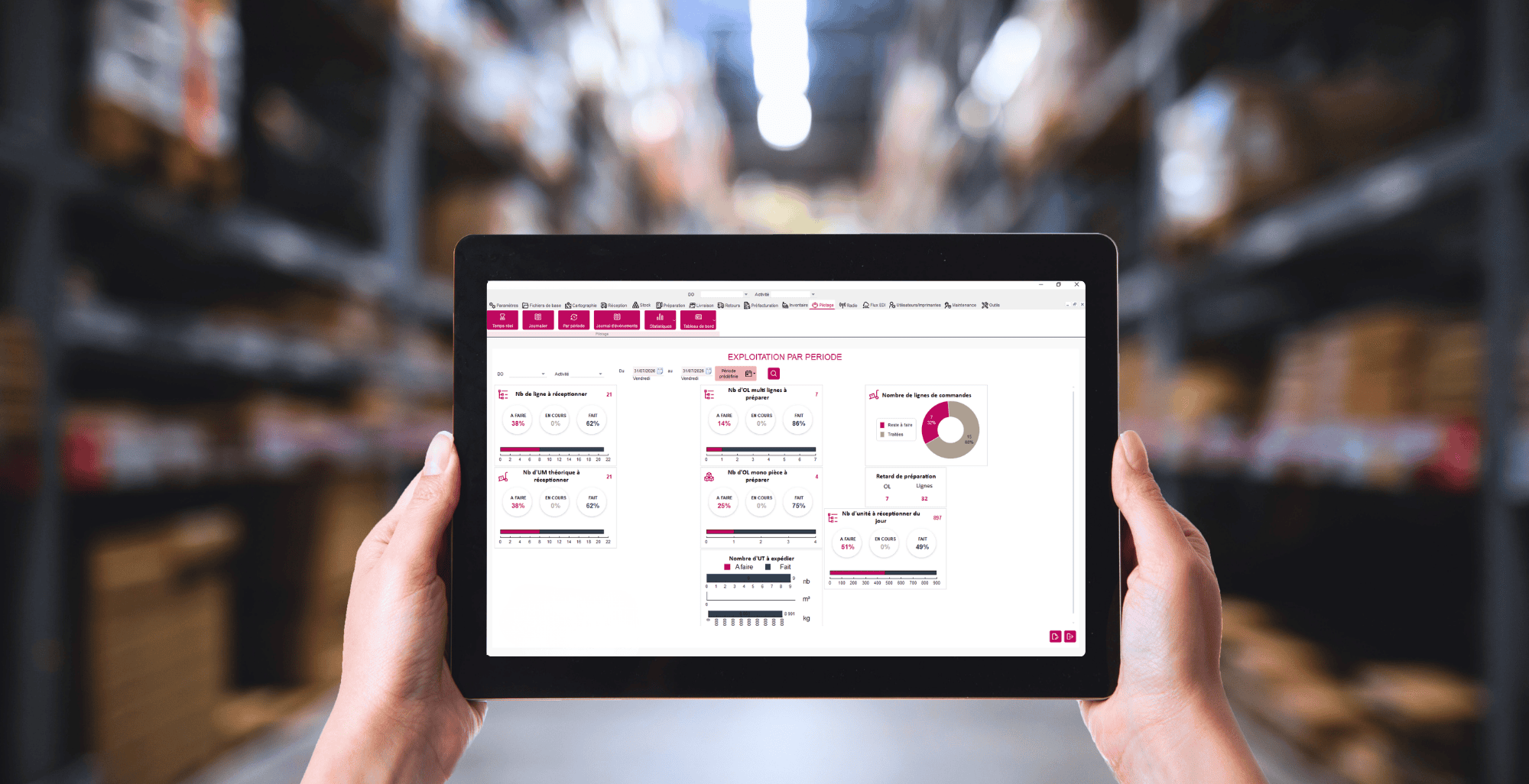 Une opératrice logistique tenant une tablette dans un entrepôt avec un écran du WMS IzyOne d'ACSEP