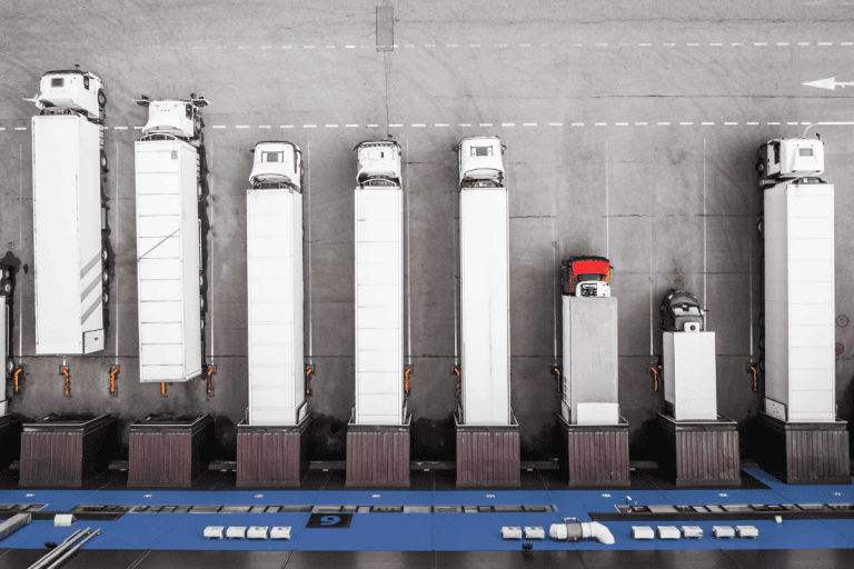 Rendez-vous transport et chargement d’un camion sur un quai d’entrepôt logistique